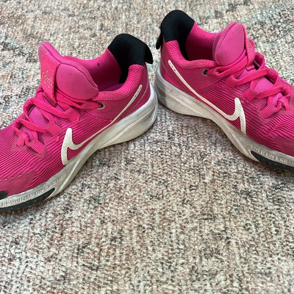 Girls pink Nike sneakers 11c